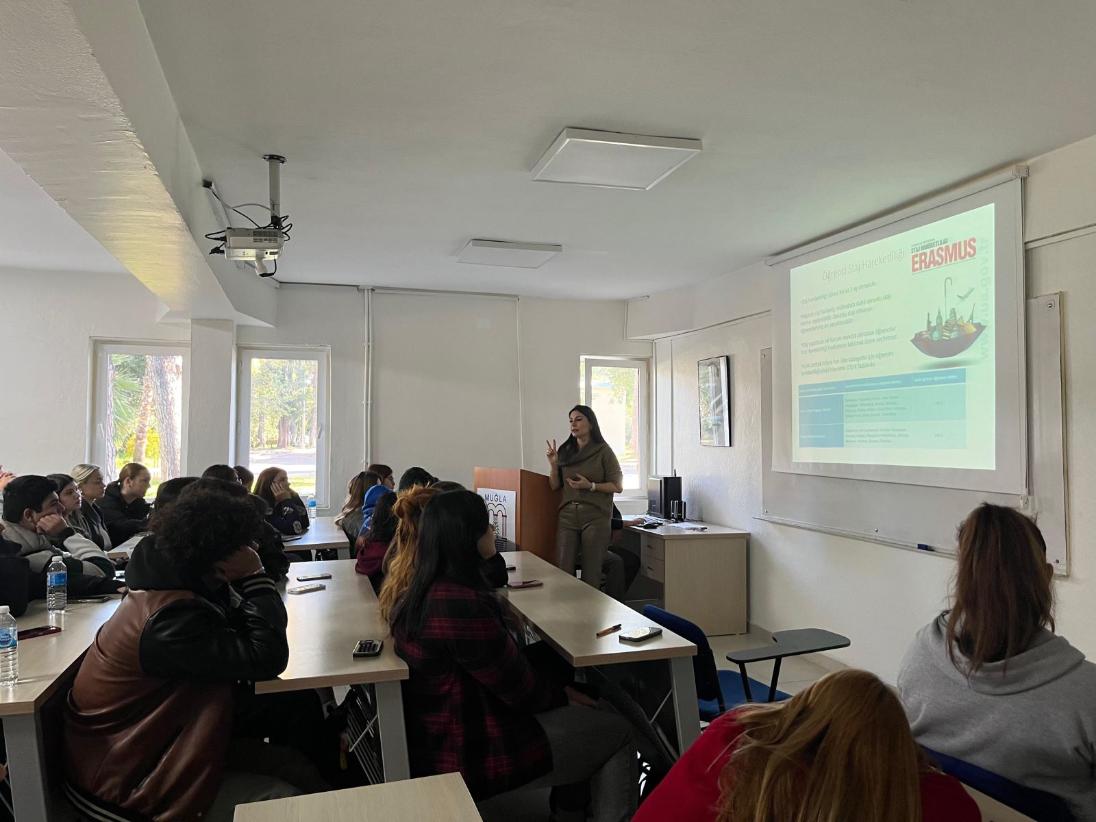 Dalaman Meslek Yüksekokulu’nda, öğrencilere Erasmus+ öğrenci değişim programı hakkında kapsamlı bilgi sunmak amacıyla 9 Aralık 2025 tarihinde bir bilgilendirme toplantısı gerçekleştirildi. Toplantı, Dalaman MYO Erasmus Koordinatörü Öğr. Gör. Duygu Güvensay tarafından yürütüldü. Öğrencilerin yoğun ilgi gösterdiği etkinlikte Erasmus+ öğrenci ve staj hareketliliği süreçleri, başvuru koşulları, seçim kriterleri, hibeler, gidilebilecek ülkeler ve üniversiteler hakkında ayrıntılı bilgiler paylaşıldı. Ayrıca önceki yıllarda Erasmus’a katılan öğrencilerin deneyimlerinden örnekler aktarılırken, katılımcıların merak ettiği sorular da yanıtlandı. Toplantı, öğrencilerin uluslararası eğitim olanakları konusunda bilinçlenmesine katkı sağlayarak verimli bir şekilde tamamlandı.